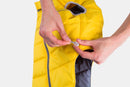 Détail du manteau jaune pour chien
