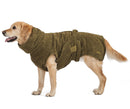 Golden retriever portant un peignoir pour chien kaki