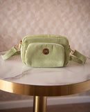 Sac banane avec distributeur de sacs canins intégré