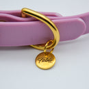 Détail de la médaille du collier en tpu violet