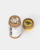 Shampoing sec pour chien vu du dessus et son bouchon à côté