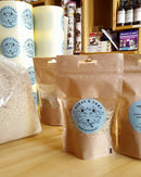 Plusieurs sachets d'herbe à chat ou cataire sur une table en bois