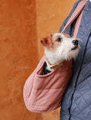 Jack Russel dans un sac de transport vieux rose porté épaule