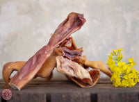 Tranches de cuir chevelu de boeuf rose sur une table en bois