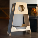 Arbre à chat MIKS en bois et feutre près d'un poêle