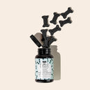 Biscuits pour chien noirs au charbon actif sortant d'une boîte