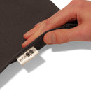 Détail de l'étiquette avec le logo