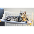 Chat tigré gris sur un hamac de radiateur blanc