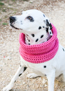 Dalmatien portant un snood rose diy